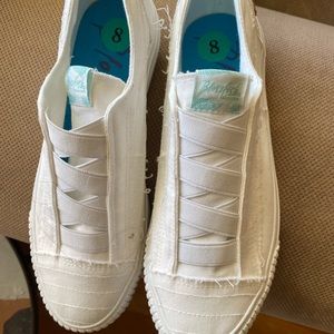 Blowfish women’s white canvas slip-on sneakers - size 8